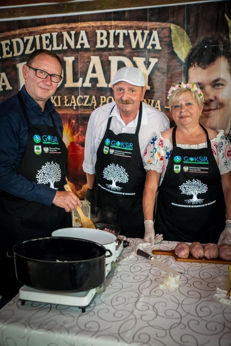 Zdjęcie w galerii na portalu naszwodzislaw.com: Rolady połączyły pokolenia. Kulinarne święto w Bukowie przyciągnęło tłumy [FOTO] wiadomości z regionu