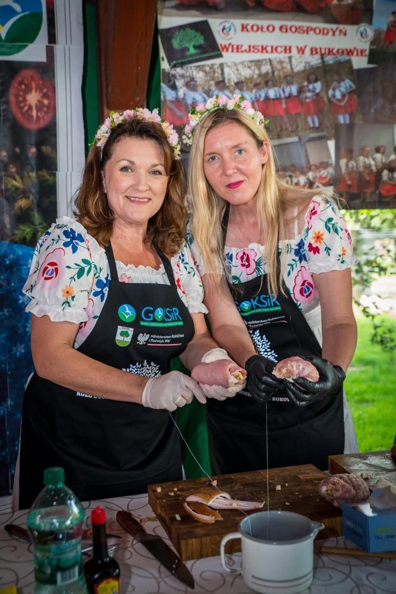Zdjęcie w galerii na portalu naszwodzislaw.com: Rolady połączyły pokolenia. Kulinarne święto w Bukowie przyciągnęło tłumy [FOTO] wiadomości z regionu