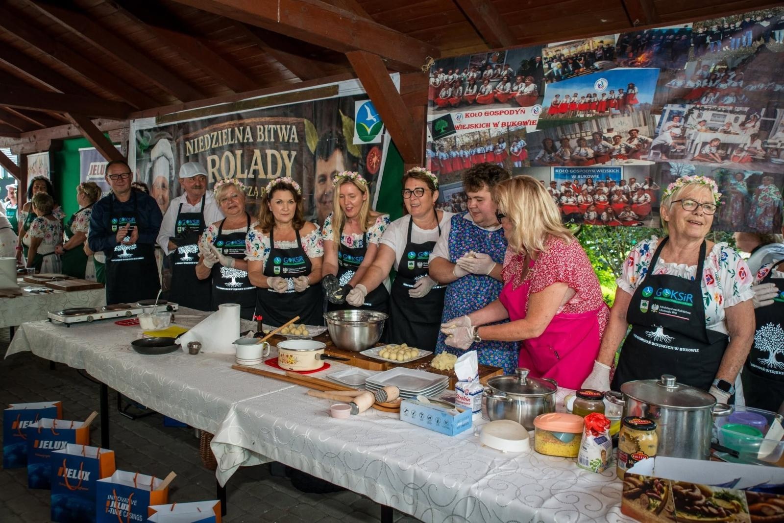 Zdjęcie w galerii na portalu naszwodzislaw.com: Rolady połączyły pokolenia. Kulinarne święto w Bukowie przyciągnęło tłumy [FOTO] wiadomości z regionu