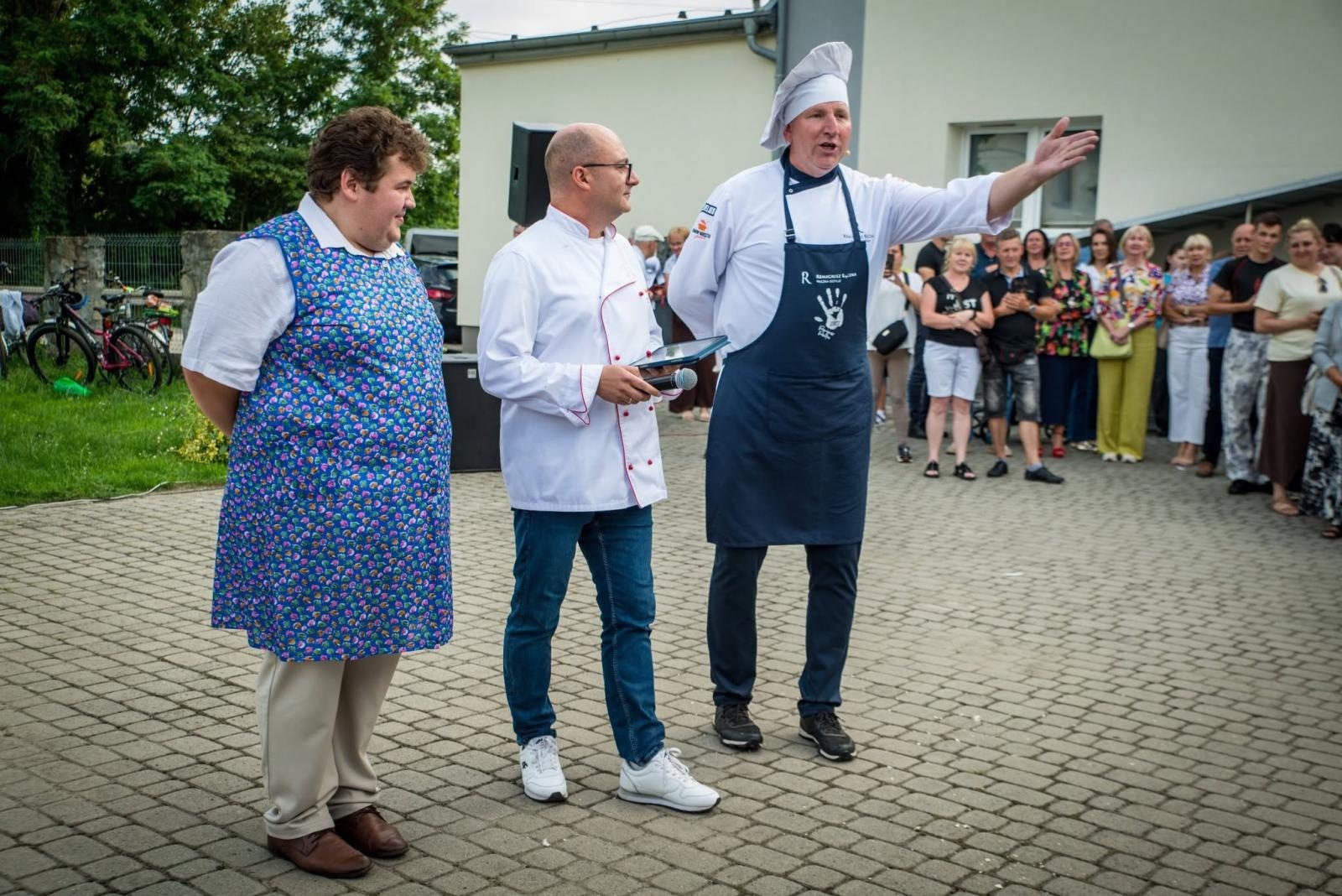 Zdjęcie w galerii na portalu naszwodzislaw.com: Rolady połączyły pokolenia. Kulinarne święto w Bukowie przyciągnęło tłumy [FOTO] wiadomości z regionu
