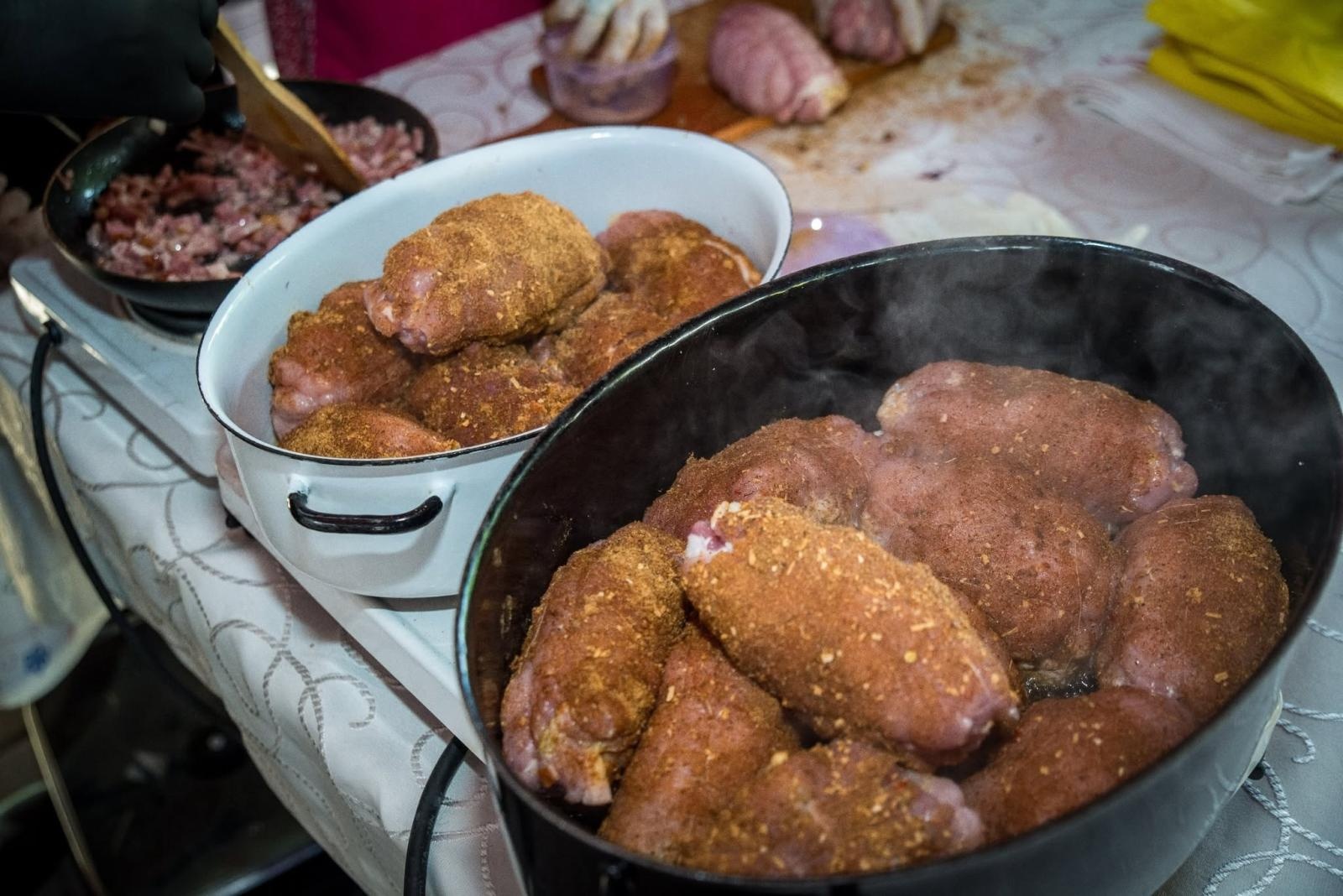 Zdjęcie w galerii na portalu naszwodzislaw.com: Rolady połączyły pokolenia. Kulinarne święto w Bukowie przyciągnęło tłumy [FOTO] wiadomości z regionu