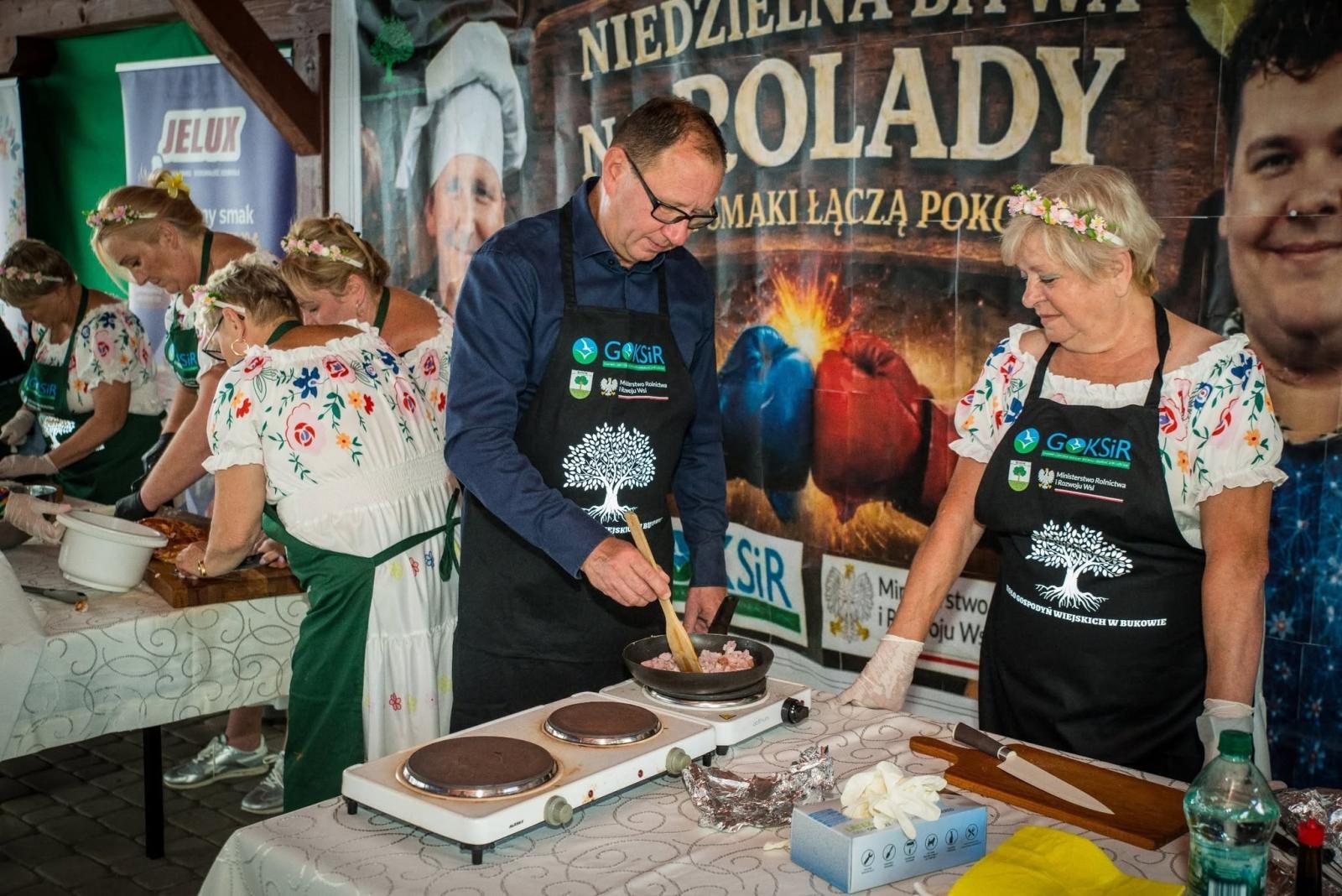 Zdjęcie w galerii na portalu naszwodzislaw.com: Rolady połączyły pokolenia. Kulinarne święto w Bukowie przyciągnęło tłumy [FOTO] wiadomości z regionu