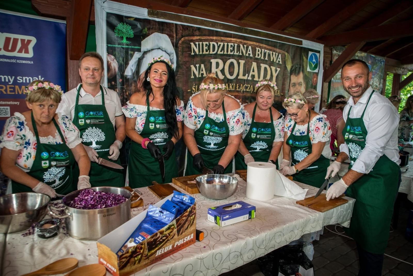 Zdjęcie w galerii na portalu naszwodzislaw.com: Rolady połączyły pokolenia. Kulinarne święto w Bukowie przyciągnęło tłumy [FOTO] wiadomości z regionu