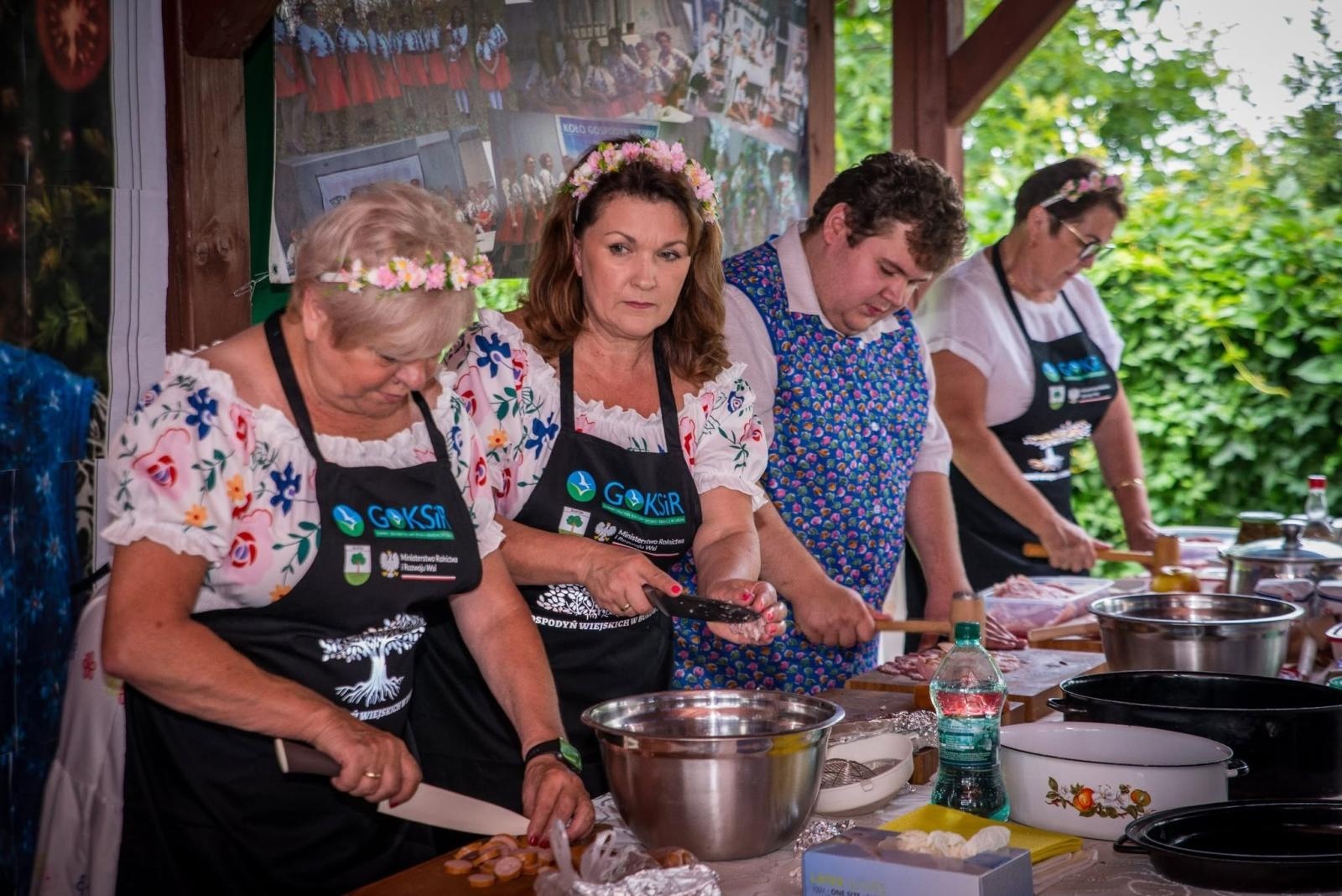 Zdjęcie w galerii na portalu naszwodzislaw.com: Rolady połączyły pokolenia. Kulinarne święto w Bukowie przyciągnęło tłumy [FOTO] wiadomości z regionu