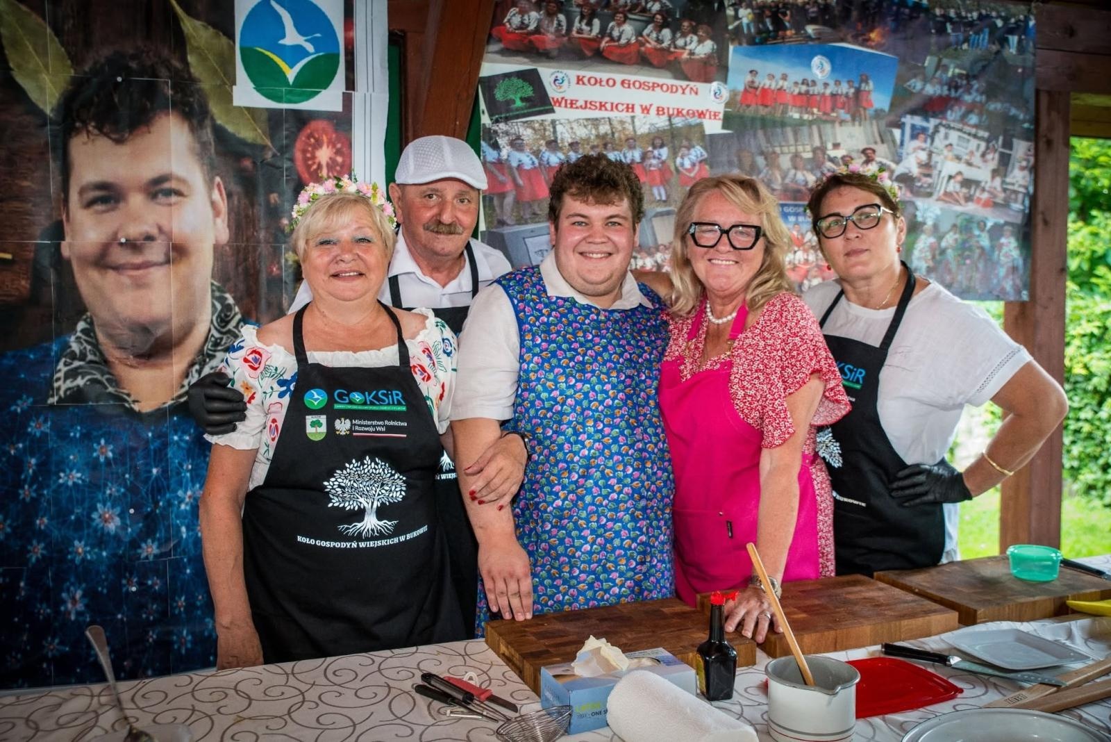 Zdjęcie w galerii na portalu naszwodzislaw.com: Rolady połączyły pokolenia. Kulinarne święto w Bukowie przyciągnęło tłumy [FOTO] wiadomości z regionu