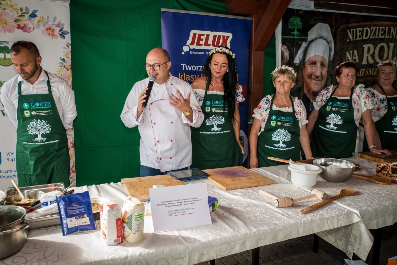 Zdjęcie w galerii na portalu naszwodzislaw.com: Rolady połączyły pokolenia. Kulinarne święto w Bukowie przyciągnęło tłumy [FOTO] wiadomości z regionu
