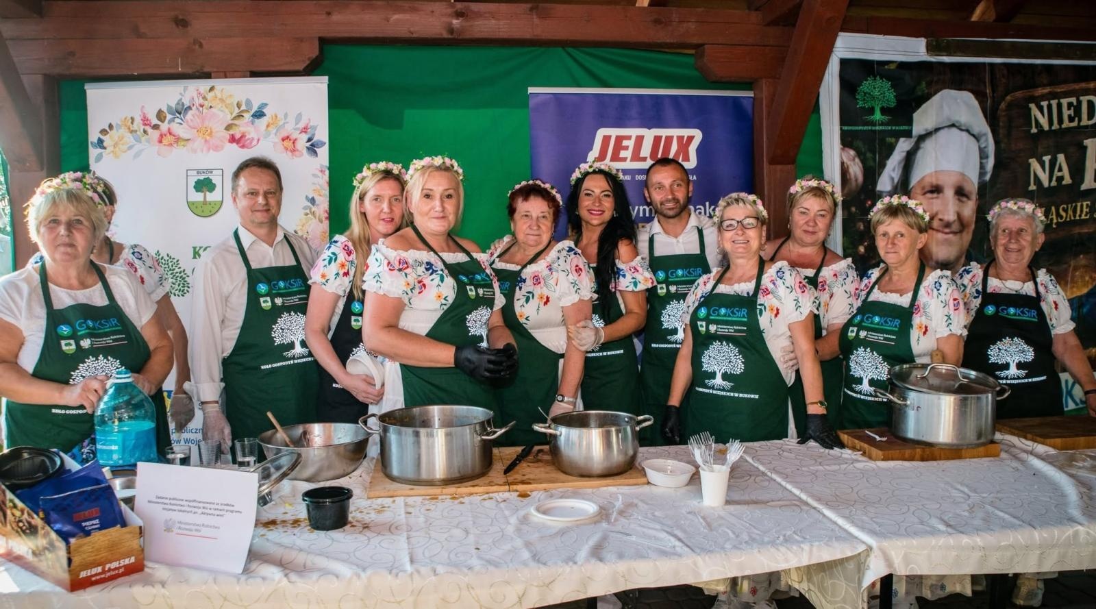 Zdjęcie w galerii na portalu naszwodzislaw.com: Rolady połączyły pokolenia. Kulinarne święto w Bukowie przyciągnęło tłumy [FOTO] wiadomości z regionu