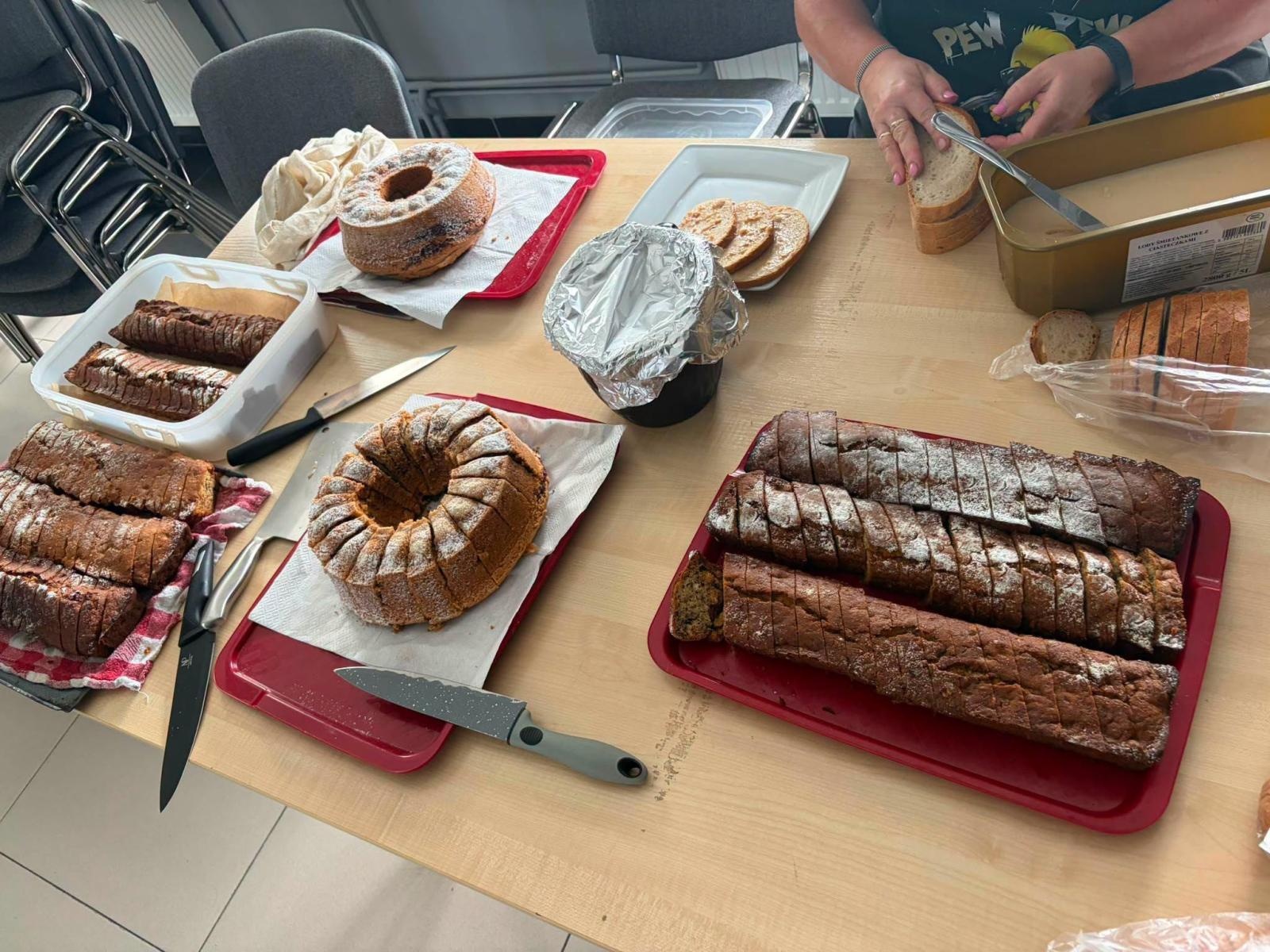 Zdjęcie w galerii na portalu naszwodzislaw.com: Rolady połączyły pokolenia. Kulinarne święto w Bukowie przyciągnęło tłumy [FOTO] wiadomości z regionu