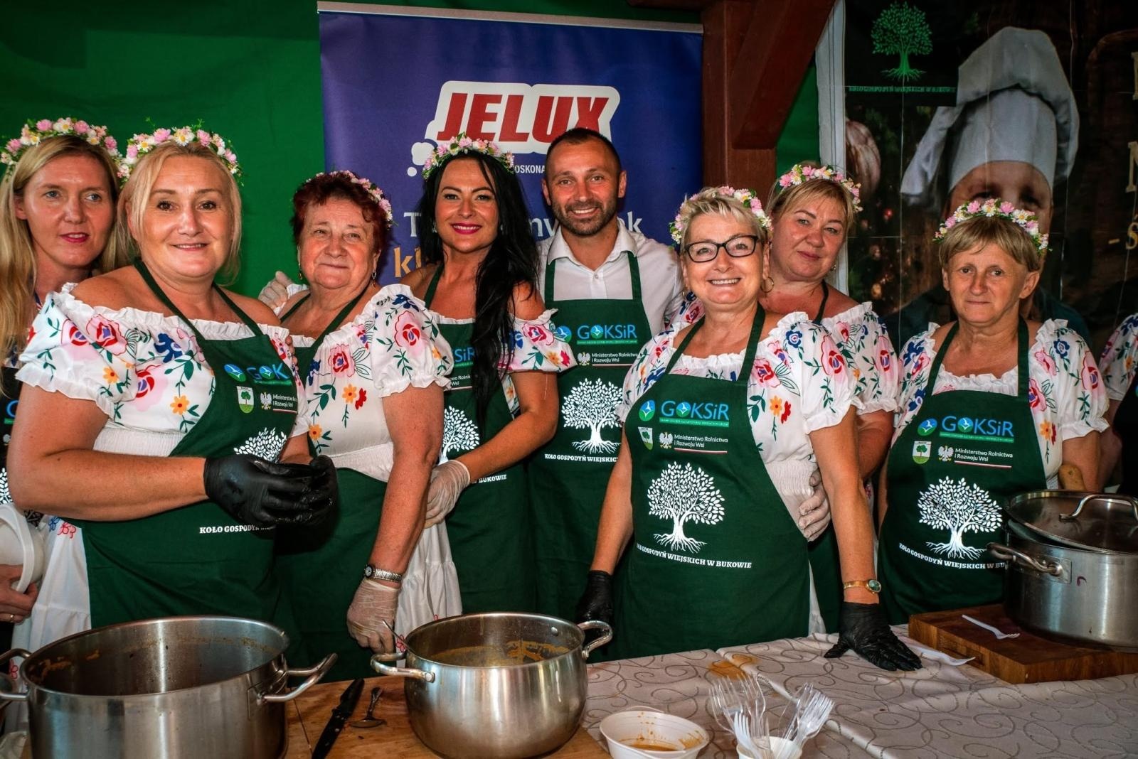 Zdjęcie w galerii na portalu naszwodzislaw.com: Rolady połączyły pokolenia. Kulinarne święto w Bukowie przyciągnęło tłumy [FOTO] wiadomości z regionu
