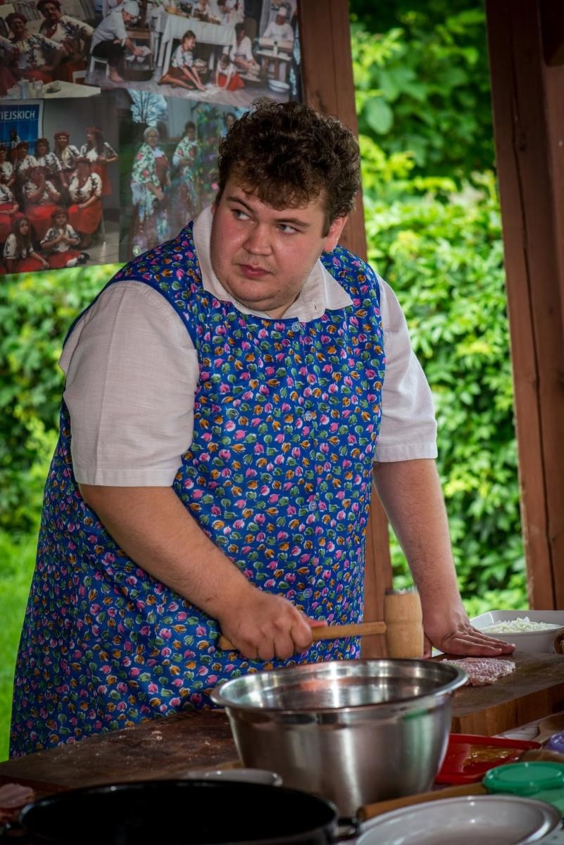 Zdjęcie w galerii na portalu naszwodzislaw.com: Rolady połączyły pokolenia. Kulinarne święto w Bukowie przyciągnęło tłumy [FOTO] wiadomości z regionu