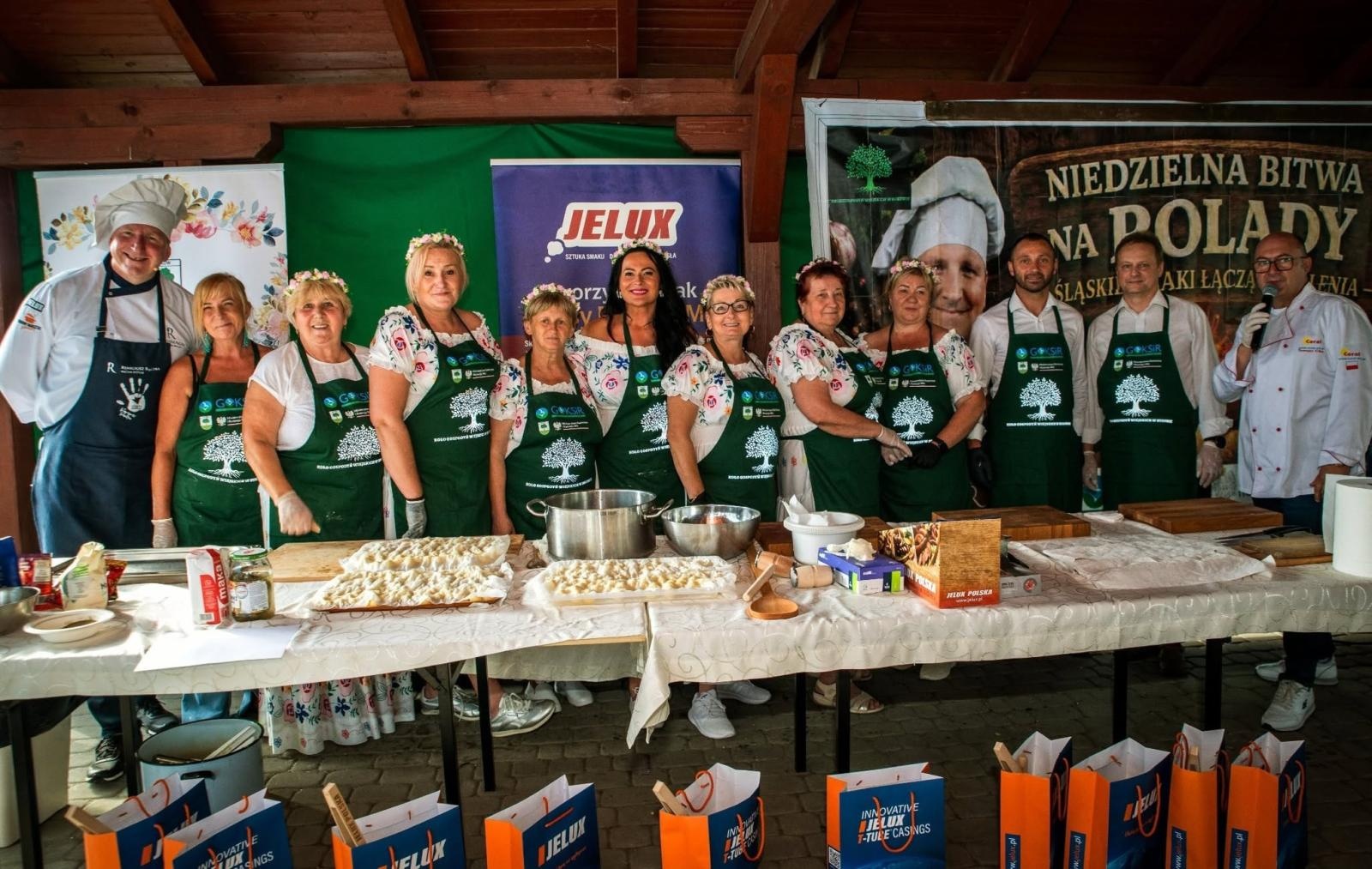 Zdjęcie w galerii na portalu naszwodzislaw.com: Rolady połączyły pokolenia. Kulinarne święto w Bukowie przyciągnęło tłumy [FOTO] wiadomości z regionu