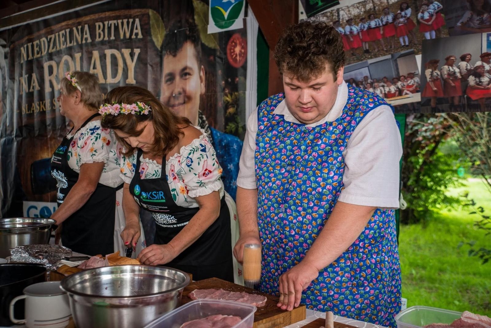 Zdjęcie w galerii na portalu naszwodzislaw.com: Rolady połączyły pokolenia. Kulinarne święto w Bukowie przyciągnęło tłumy [FOTO] wiadomości z regionu