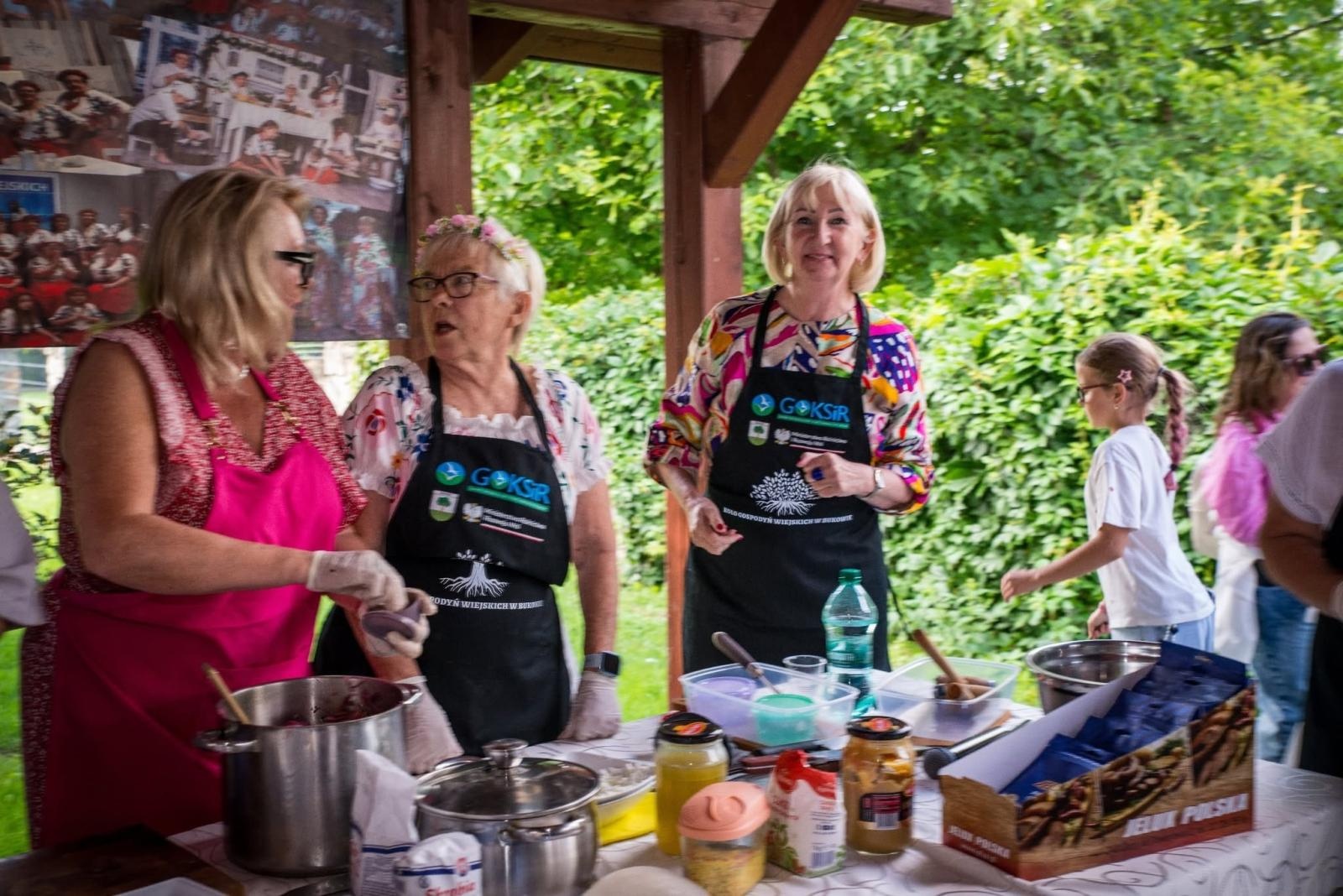 Zdjęcie w galerii na portalu naszwodzislaw.com: Rolady połączyły pokolenia. Kulinarne święto w Bukowie przyciągnęło tłumy [FOTO] wiadomości z regionu