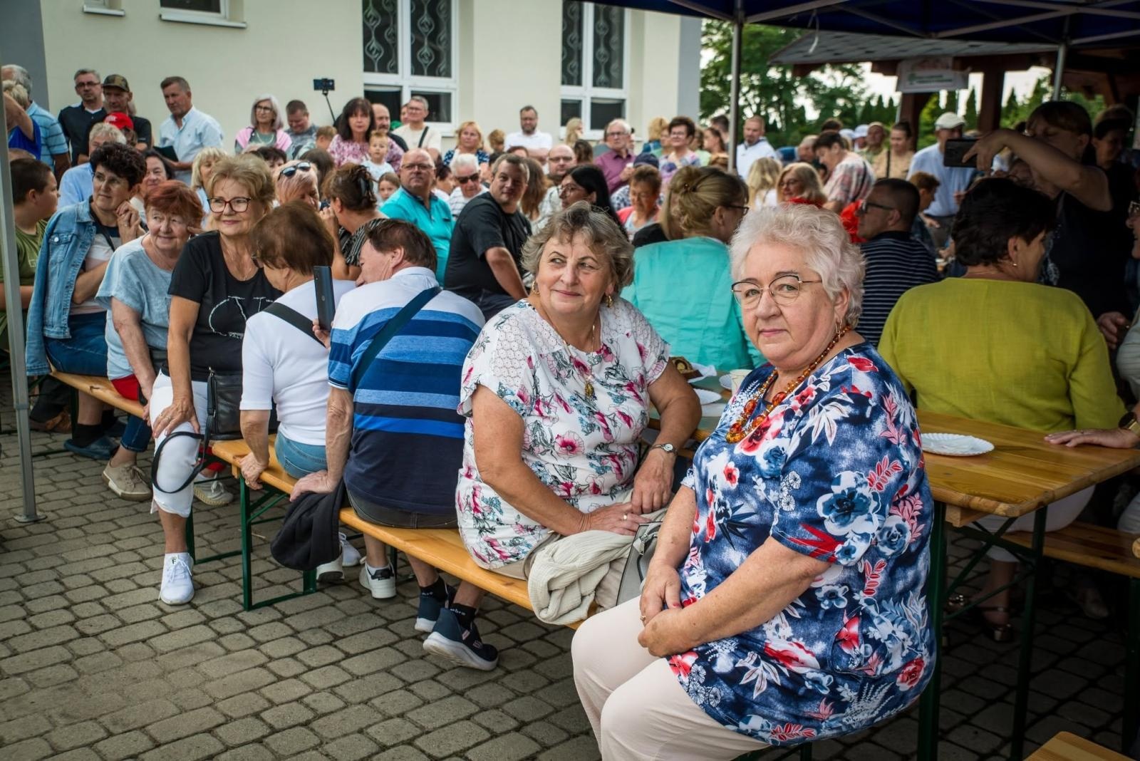Zdjęcie w galerii na portalu naszwodzislaw.com: Rolady połączyły pokolenia. Kulinarne święto w Bukowie przyciągnęło tłumy [FOTO] wiadomości z regionu
