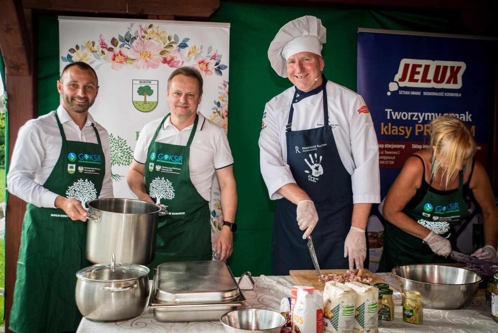 Zdjęcie w galerii na portalu naszwodzislaw.com: Rolady połączyły pokolenia. Kulinarne święto w Bukowie przyciągnęło tłumy [FOTO] wiadomości z regionu