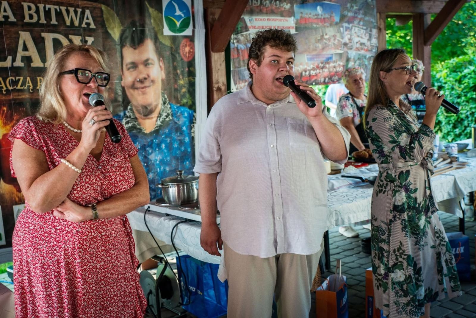 Zdjęcie w galerii na portalu naszwodzislaw.com: Rolady połączyły pokolenia. Kulinarne święto w Bukowie przyciągnęło tłumy [FOTO] wiadomości z regionu
