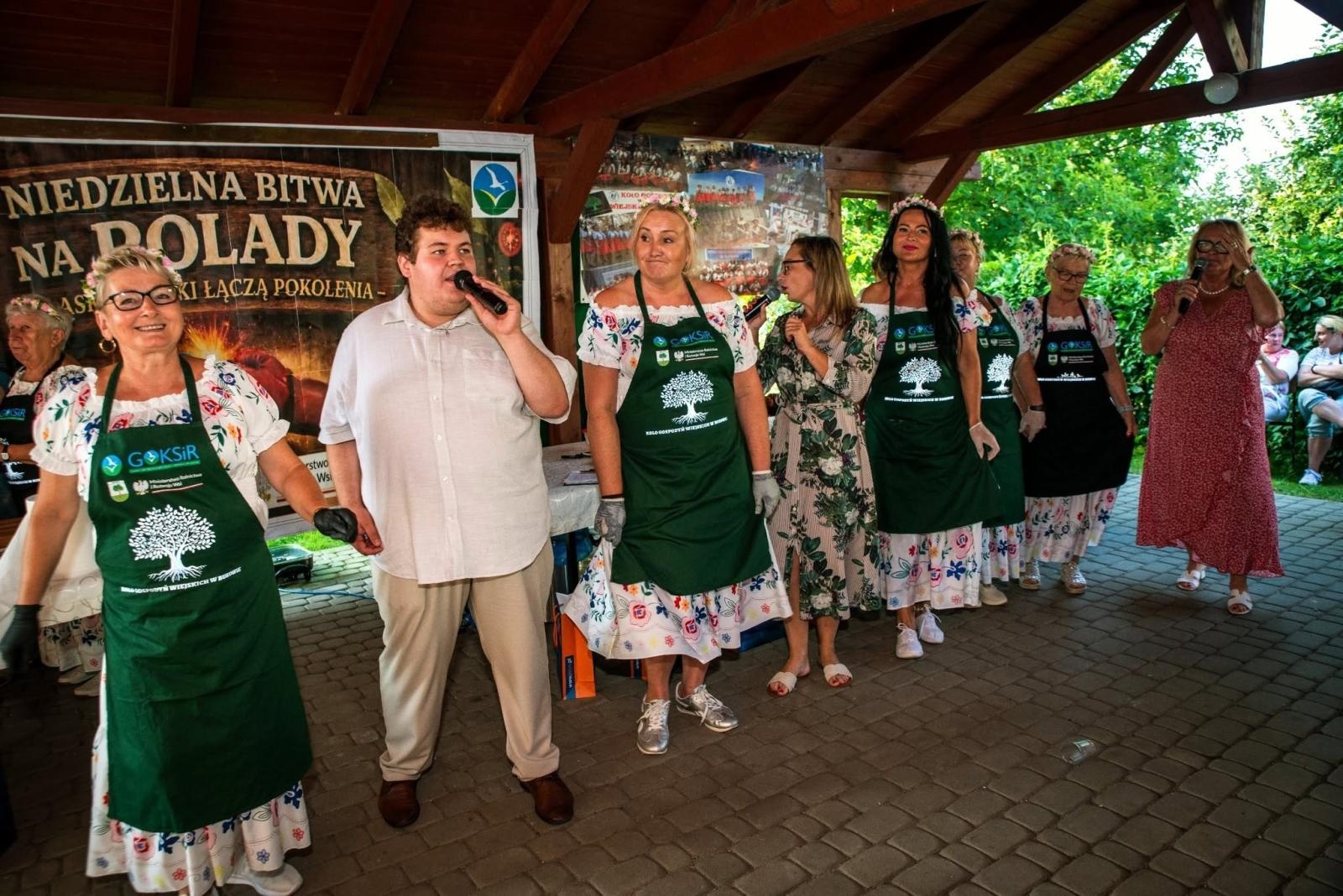 Zdjęcie w galerii na portalu naszwodzislaw.com: Rolady połączyły pokolenia. Kulinarne święto w Bukowie przyciągnęło tłumy [FOTO] wiadomości z regionu
