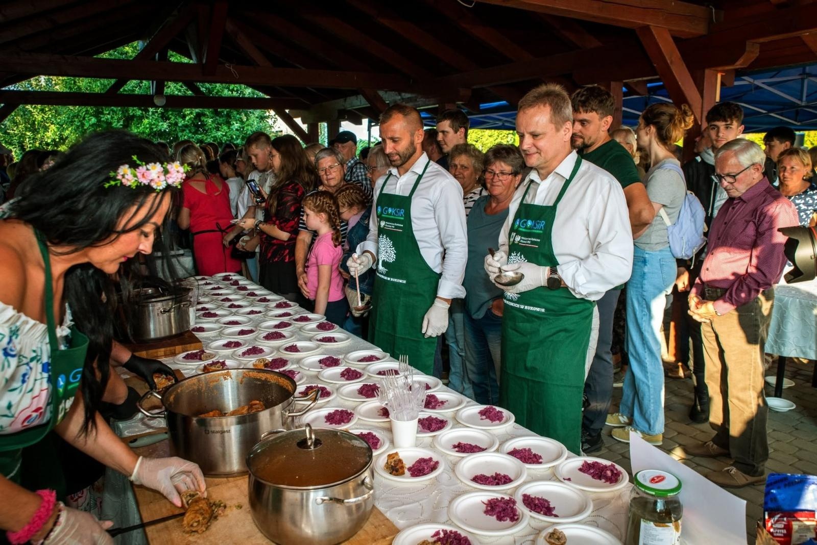 Zdjęcie w galerii na portalu naszwodzislaw.com: Rolady połączyły pokolenia. Kulinarne święto w Bukowie przyciągnęło tłumy [FOTO] wiadomości z regionu