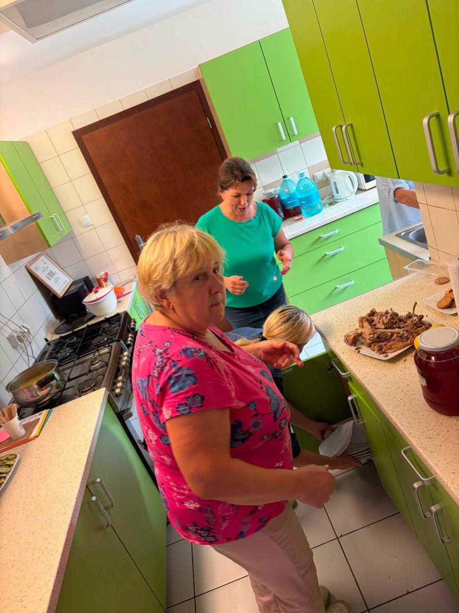 Zdjęcie w galerii na portalu naszwodzislaw.com: Rolady połączyły pokolenia. Kulinarne święto w Bukowie przyciągnęło tłumy [FOTO] wiadomości z regionu