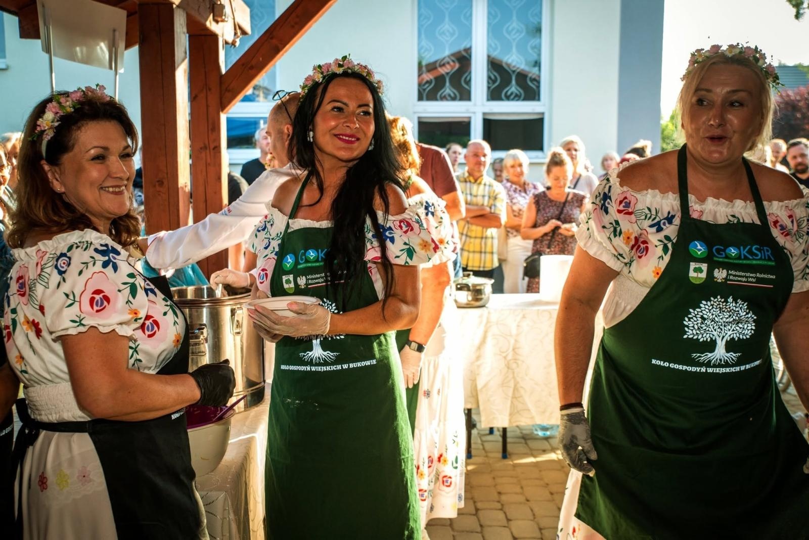 Zdjęcie w galerii na portalu naszwodzislaw.com: Rolady połączyły pokolenia. Kulinarne święto w Bukowie przyciągnęło tłumy [FOTO] wiadomości z regionu