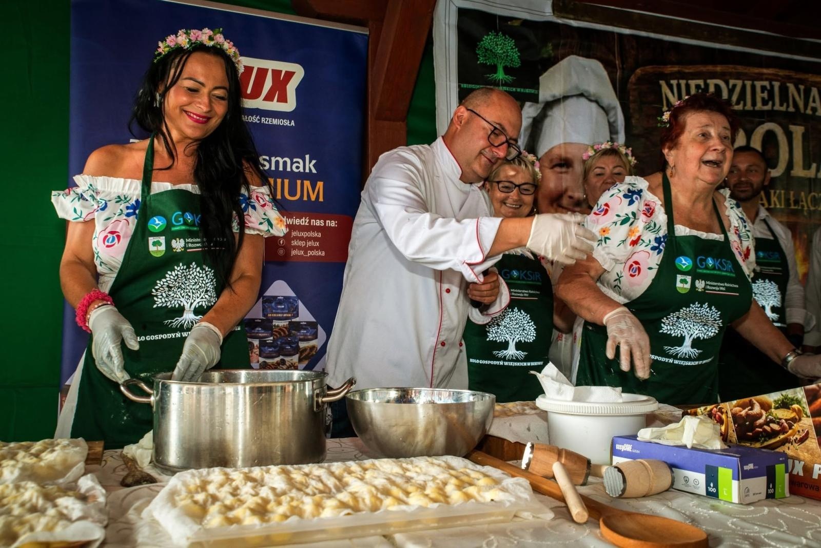 Zdjęcie w galerii na portalu naszwodzislaw.com: Rolady połączyły pokolenia. Kulinarne święto w Bukowie przyciągnęło tłumy [FOTO] wiadomości z regionu