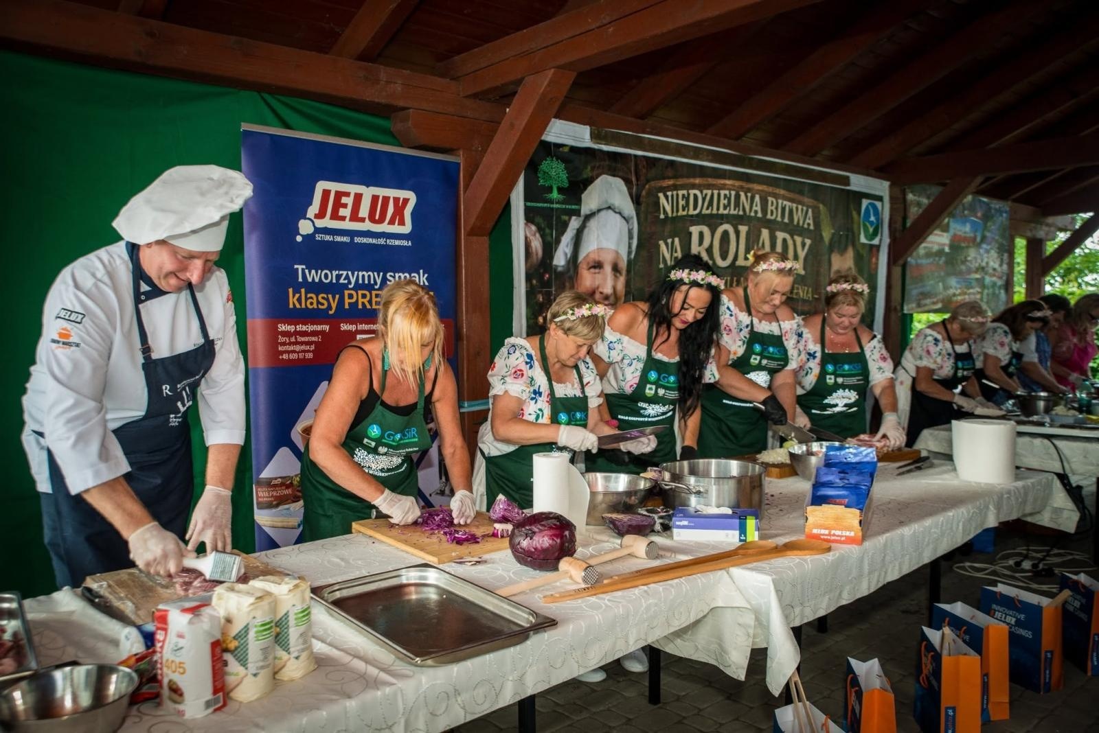 Zdjęcie w galerii na portalu naszwodzislaw.com: Rolady połączyły pokolenia. Kulinarne święto w Bukowie przyciągnęło tłumy [FOTO] wiadomości z regionu