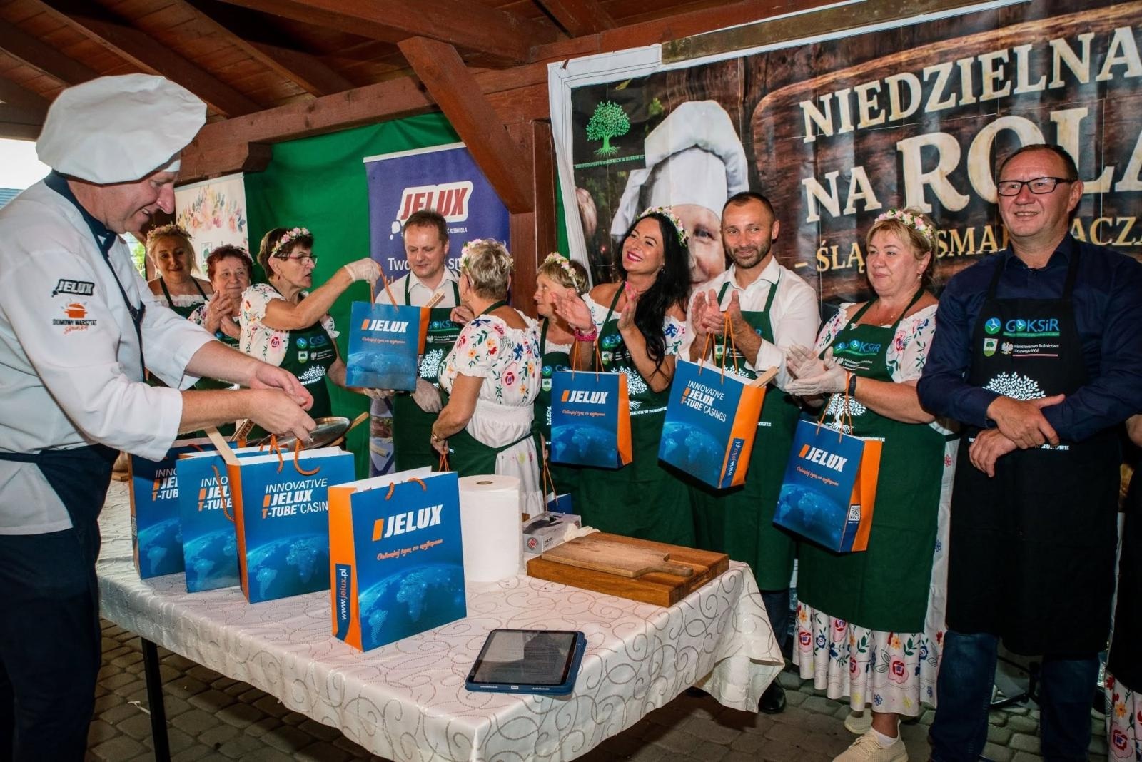 Zdjęcie w galerii na portalu naszwodzislaw.com: Rolady połączyły pokolenia. Kulinarne święto w Bukowie przyciągnęło tłumy [FOTO] wiadomości z regionu