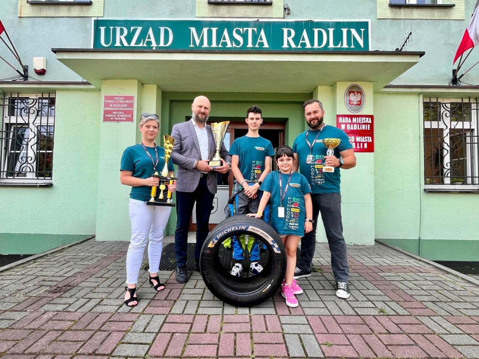 Zdjęcie w galerii na portalu naszwodzislaw.com: Nie ściga się za kierownicą, ale decyduje o wyniku. Młody talent z Radlina w świecie Formuły wiadomości z regionu
