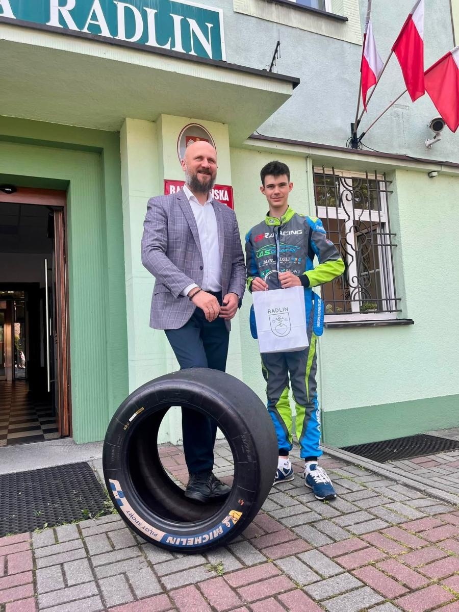 Zdjęcie w galerii na portalu naszwodzislaw.com: Nie ściga się za kierownicą, ale decyduje o wyniku. Młody talent z Radlina w świecie Formuły wiadomości z regionu