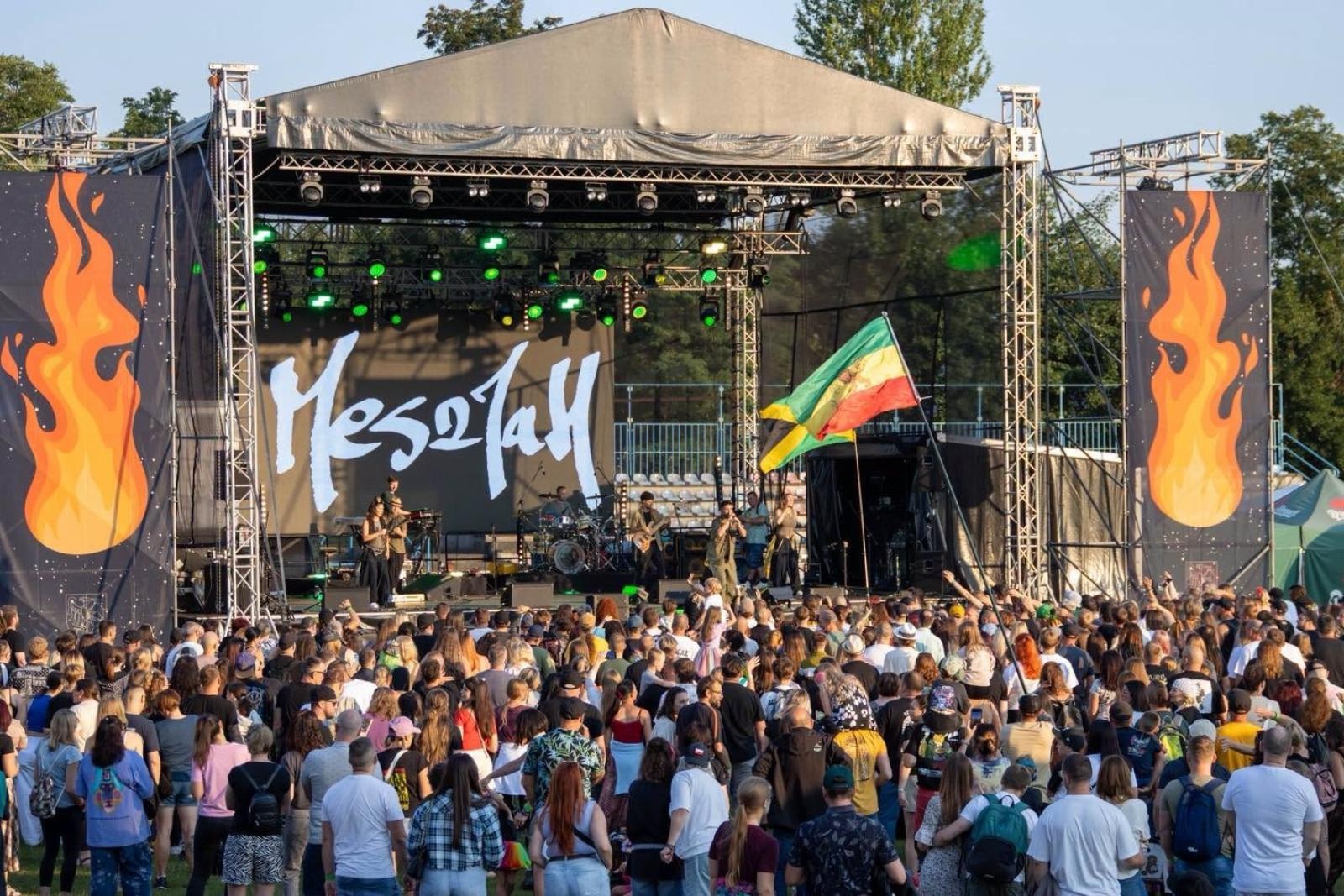 Zdjęcie w galerii na portalu naszwodzislaw.com: Reggae ponownie opanowało Wodzisław. Tysiące fanów na festiwalu Najcieplejsze Miejsce na Ziemi [FOTO] wiadomości z regionu