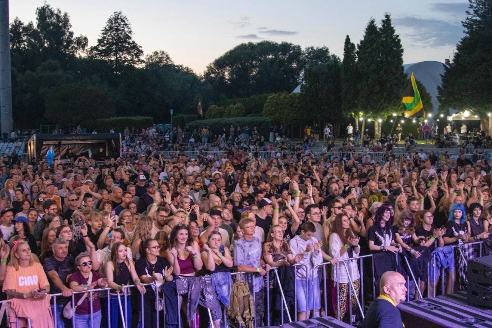 Zdjęcie w galerii na portalu naszwodzislaw.com: Reggae ponownie opanowało Wodzisław. Tysiące fanów na festiwalu Najcieplejsze Miejsce na Ziemi [FOTO] wiadomości z regionu