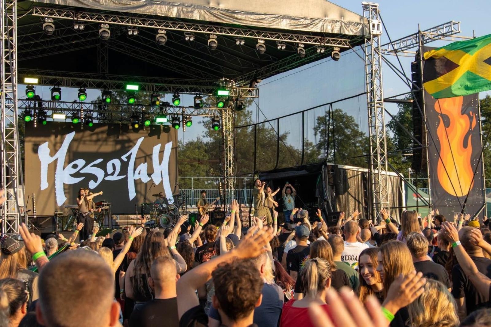 Zdjęcie w galerii na portalu naszwodzislaw.com: Reggae ponownie opanowało Wodzisław. Tysiące fanów na festiwalu Najcieplejsze Miejsce na Ziemi [FOTO] wiadomości z regionu