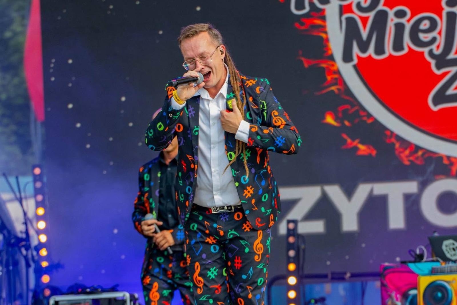 Zdjęcie w galerii na portalu naszwodzislaw.com: Reggae ponownie opanowało Wodzisław. Tysiące fanów na festiwalu Najcieplejsze Miejsce na Ziemi [FOTO] wiadomości z regionu