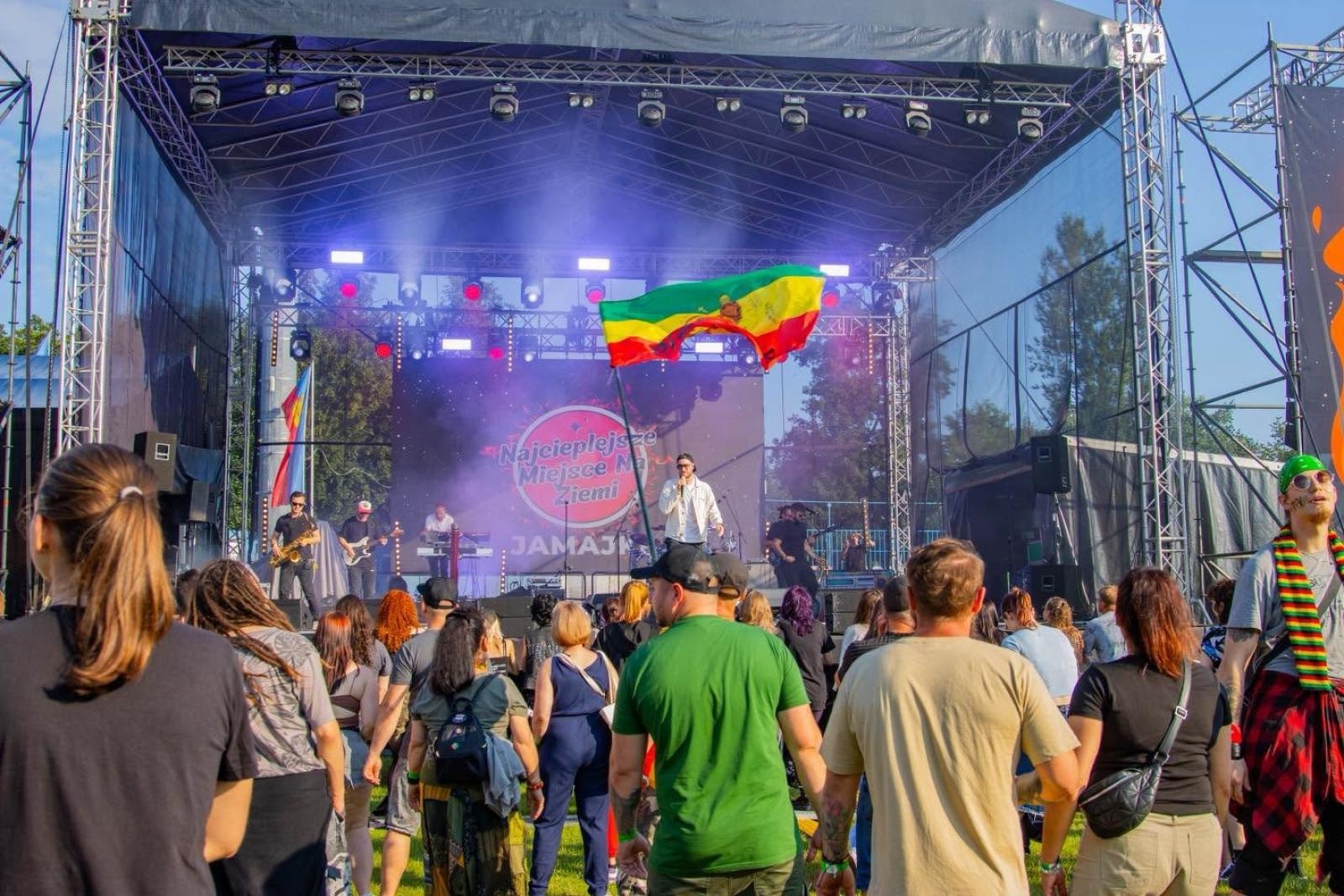Zdjęcie w galerii na portalu naszwodzislaw.com: Reggae ponownie opanowało Wodzisław. Tysiące fanów na festiwalu Najcieplejsze Miejsce na Ziemi [FOTO] wiadomości z regionu