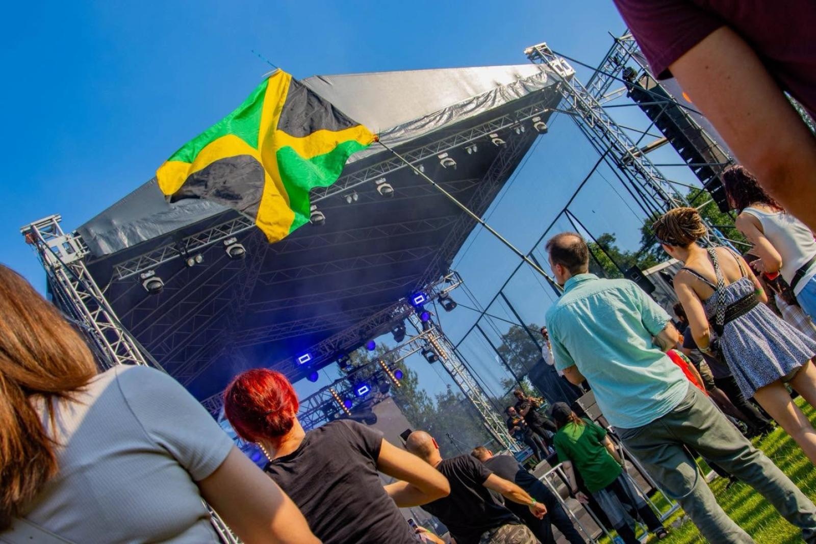 Zdjęcie w galerii na portalu naszwodzislaw.com: Reggae ponownie opanowało Wodzisław. Tysiące fanów na festiwalu Najcieplejsze Miejsce na Ziemi [FOTO] wiadomości z regionu