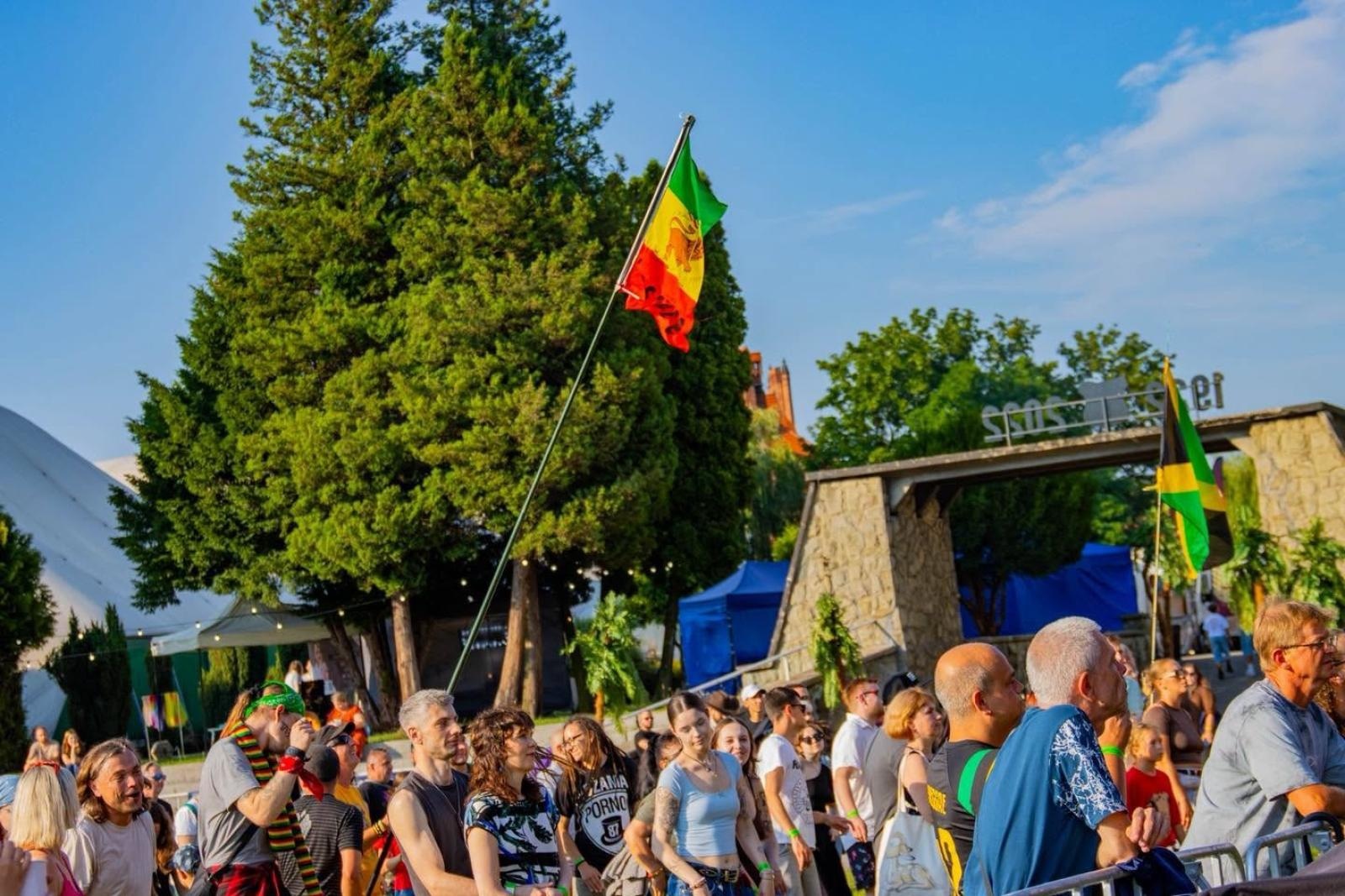 Zdjęcie w galerii na portalu naszwodzislaw.com: Reggae ponownie opanowało Wodzisław. Tysiące fanów na festiwalu Najcieplejsze Miejsce na Ziemi [FOTO] wiadomości z regionu