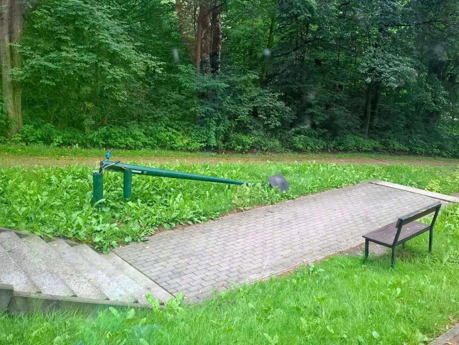 Zdjęcie w galerii na portalu naszwodzislaw.com: Wandale znów zaatakowali. Zniszczono miejsce stworzone dla mieszkańców wiadomości z regionu