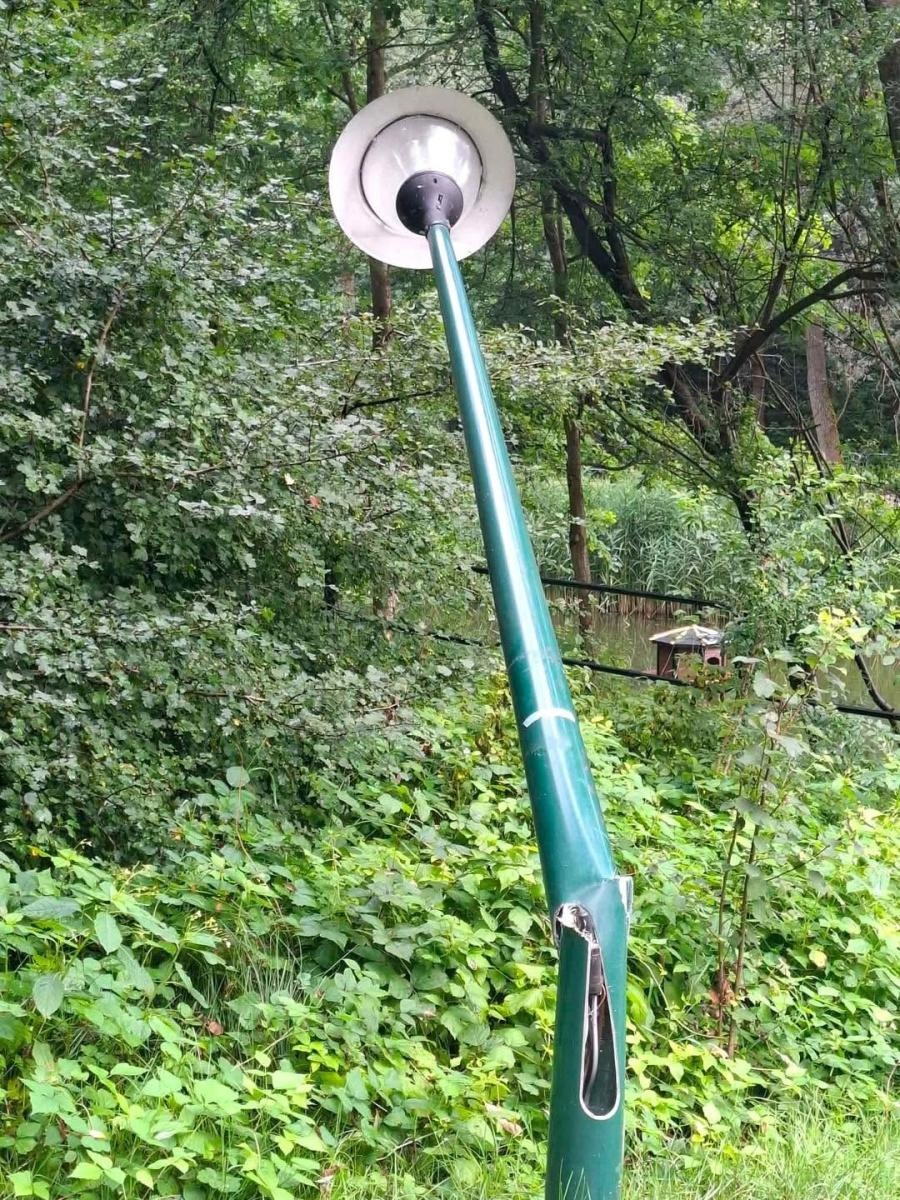 Zdjęcie w galerii na portalu naszwodzislaw.com: Wandale znów zaatakowali. Zniszczono miejsce stworzone dla mieszkańców wiadomości z regionu
