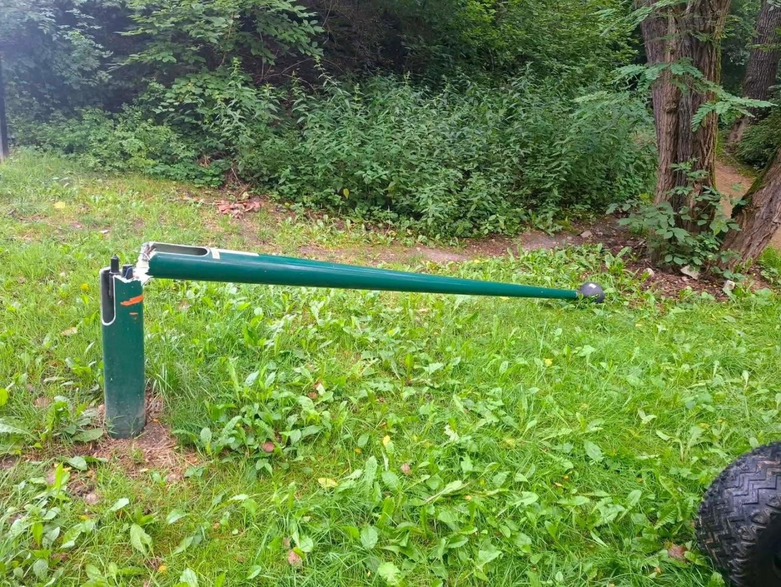 Zdjęcie w galerii na portalu naszwodzislaw.com: Wandale znów zaatakowali. Zniszczono miejsce stworzone dla mieszkańców wiadomości z regionu