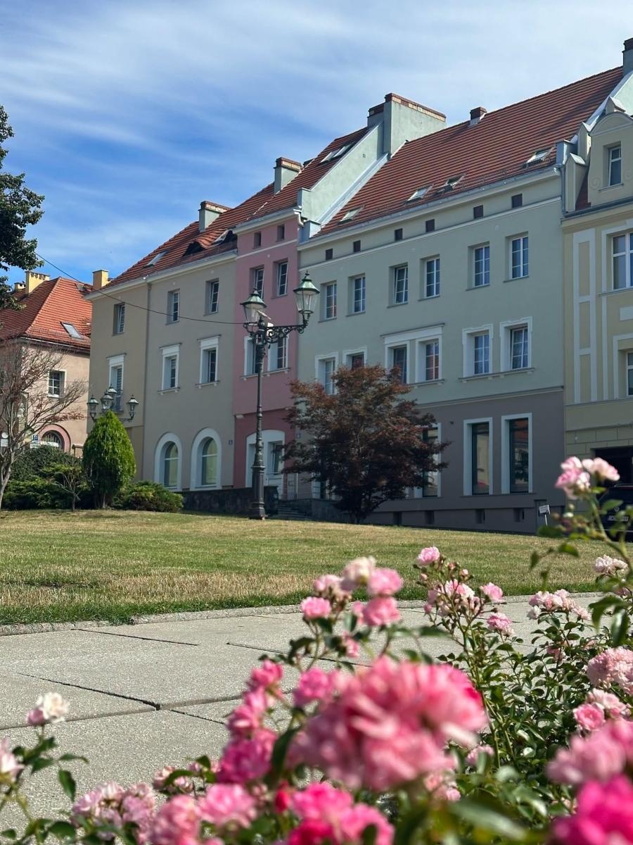 Zdjęcie w galerii na portalu naszwodzislaw.com: Wodzisławski rynek odzyskuje blask. Zabytkowe kamienice przeszły gruntowną metamorfozę wiadomości z regionu