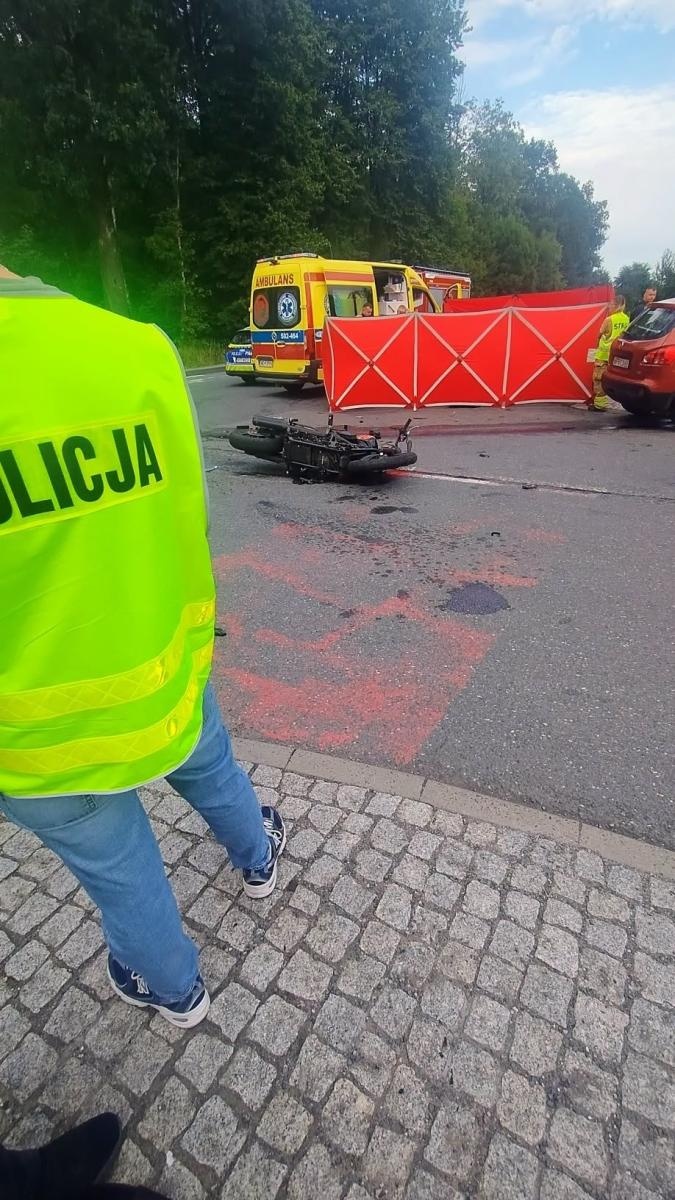 Zdjęcie w galerii na portalu naszwodzislaw.com: Tragedia w Gorzyczkach. Nie żyje 45-letni motocyklista wiadomości z regionu