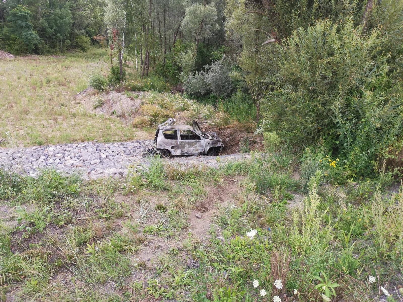 Zdjęcie w galerii na portalu naszwodzislaw.com: Tajemniczy pożar auta na Polderze Buków. Samochód doszczętnie spłonął wiadomości z regionu