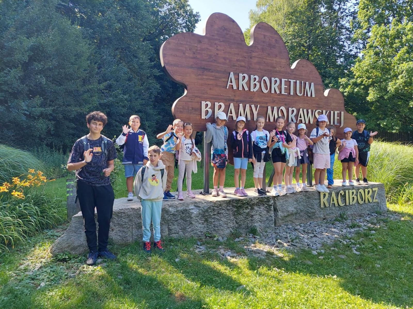 Zdjęcie w galerii na portalu naszwodzislaw.com: Wakacje z MOK Radlin pełne przygód. Dzieci odkrywały tajemnice Arboretum Bramy Morawskiej wiadomości z regionu