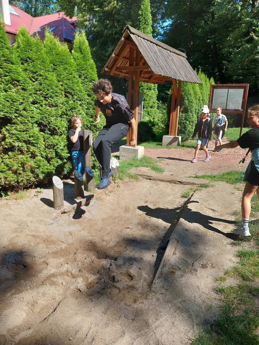 Zdjęcie w galerii na portalu naszwodzislaw.com: Wakacje z MOK Radlin pełne przygód. Dzieci odkrywały tajemnice Arboretum Bramy Morawskiej wiadomości z regionu