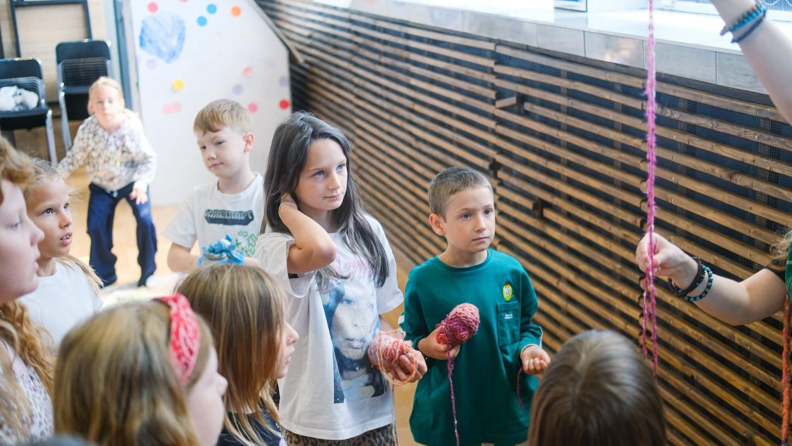 Zdjęcie w galerii na portalu naszwodzislaw.com: Kolorowe koszulki i własne projekty. Kreatywne warsztaty zachwyciły najmłodszych wiadomości z regionu