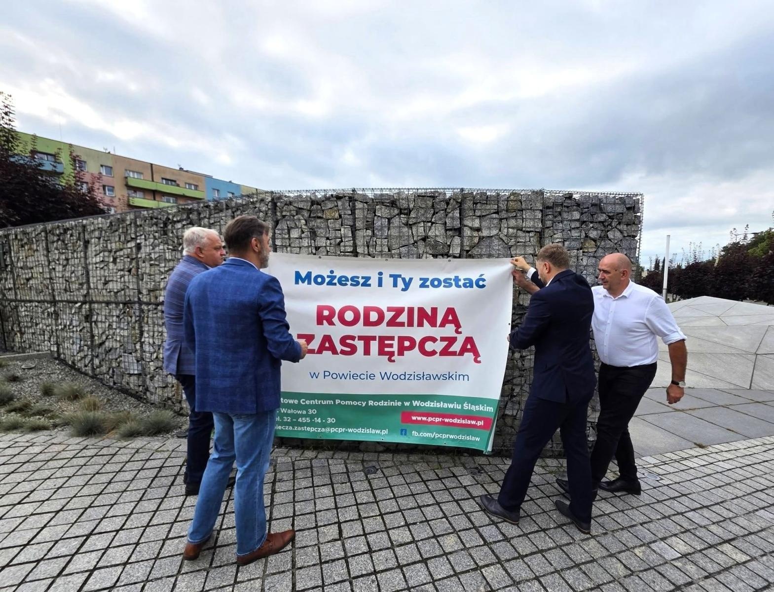 Zdjęcie w galerii na portalu naszwodzislaw.com: W Pszowie pojawił się wyjątkowy baner. To apel do mieszkańców całego powiatu wiadomości z regionu