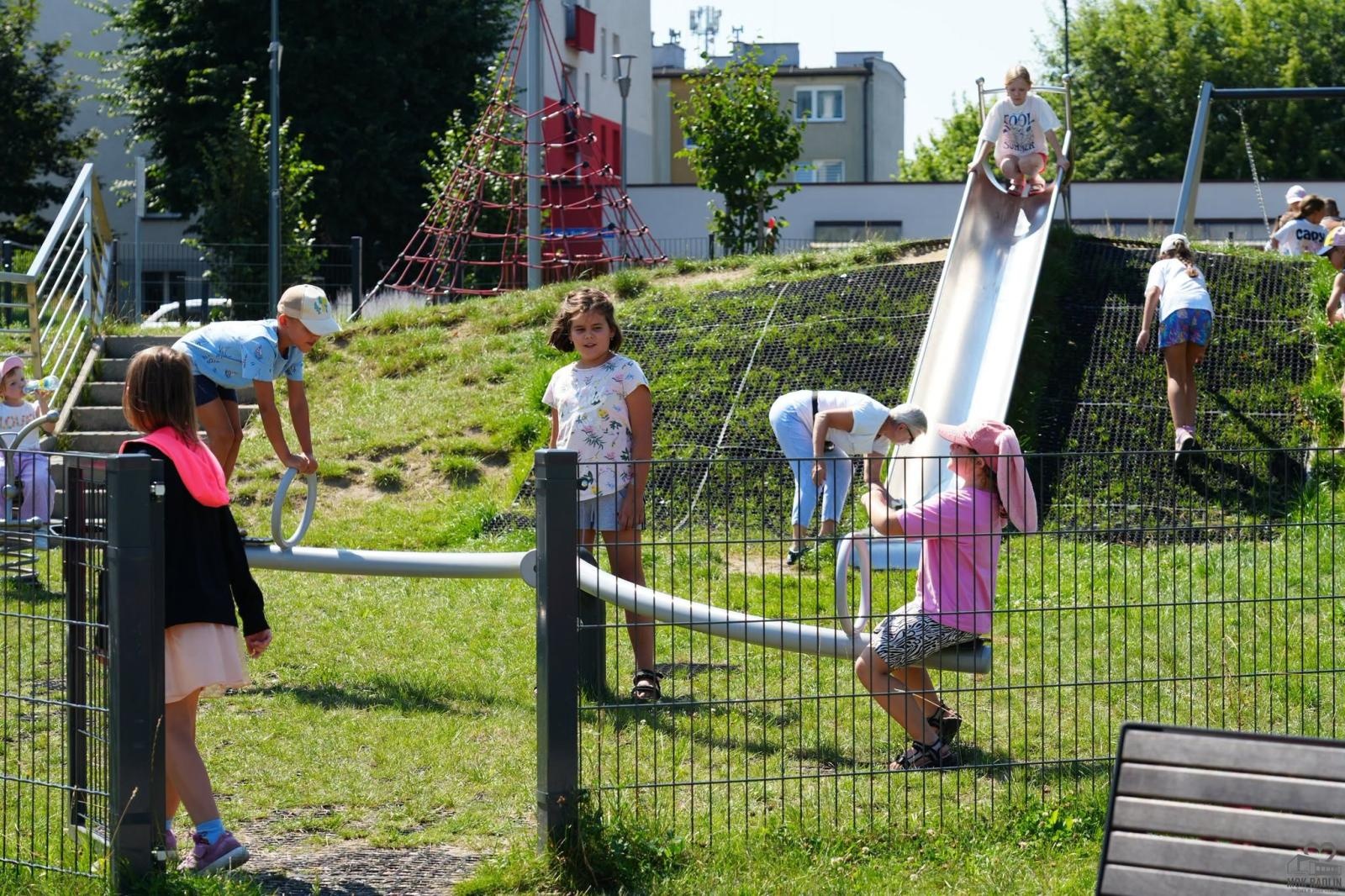 Zdjęcie w galerii na portalu naszwodzislaw.com: Owocowe szaszłyki i wodne szaleństwo. Tak wyglądał kolejny dzień półkolonii w Radlinie wiadomości z regionu