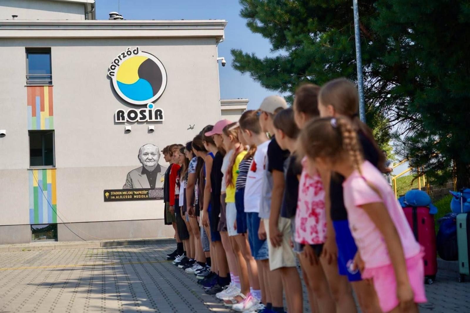 Zdjęcie w galerii na portalu naszwodzislaw.com: Młodzi strażacy rozpoczęli wyjątkową przygodę. Pierwszy obóz pożarniczy w Rydułtowach wiadomości z regionu