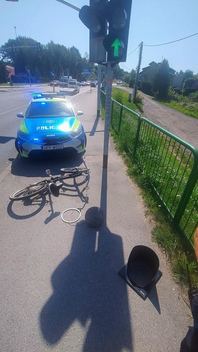 Zdjęcie w galerii na portalu naszwodzislaw.com: Rowerzysta z impetem uderzył w sygnalizator. Zielone światło wypadło z urządzenia wiadomości z regionu