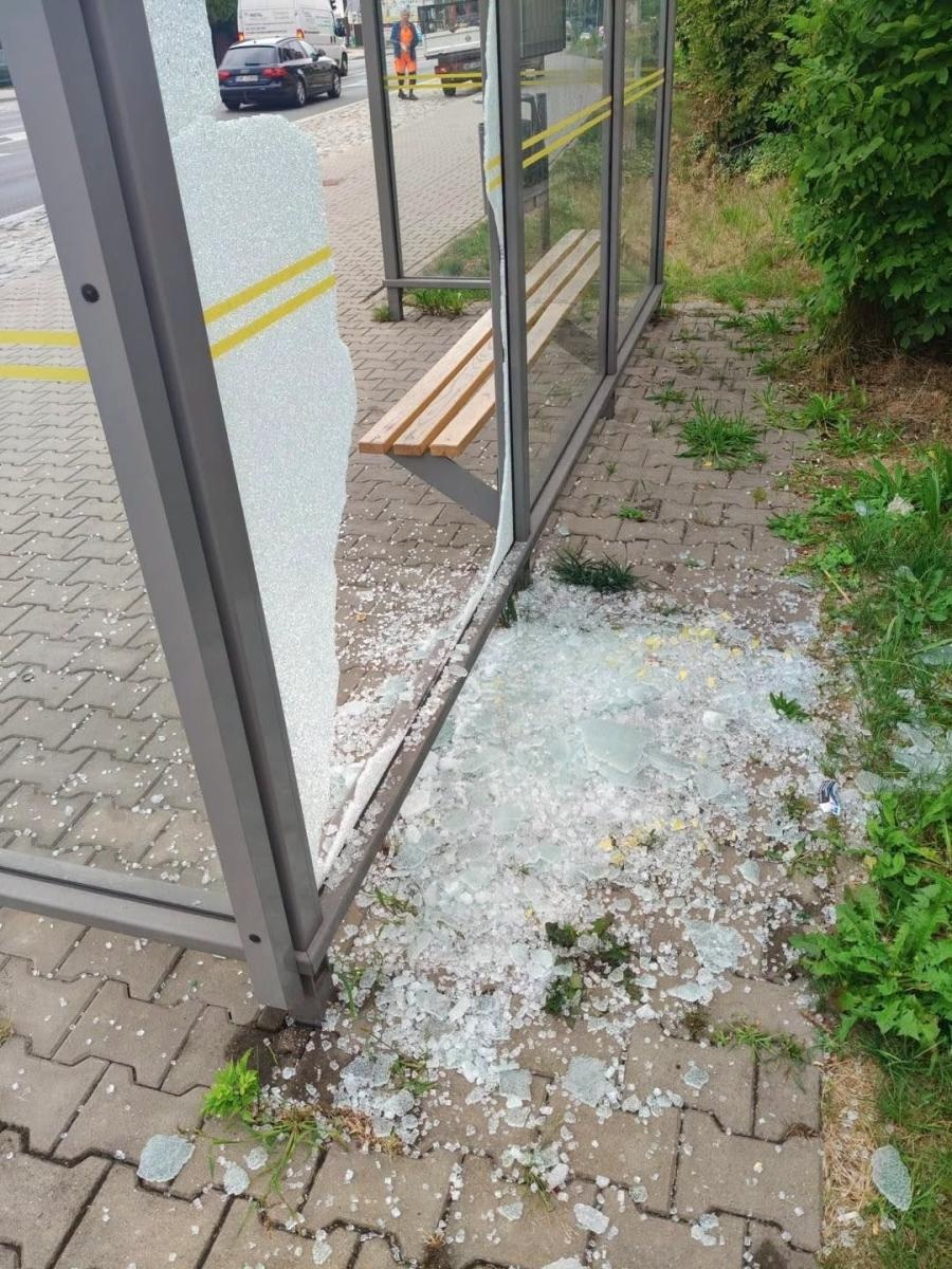 Zdjęcie w galerii na portalu naszwodzislaw.com: Niszczą Wodzisław krok po kroku. Po pałacu i Trzech Wzgórzach przyszła pora na przystanek wiadomości z regionu